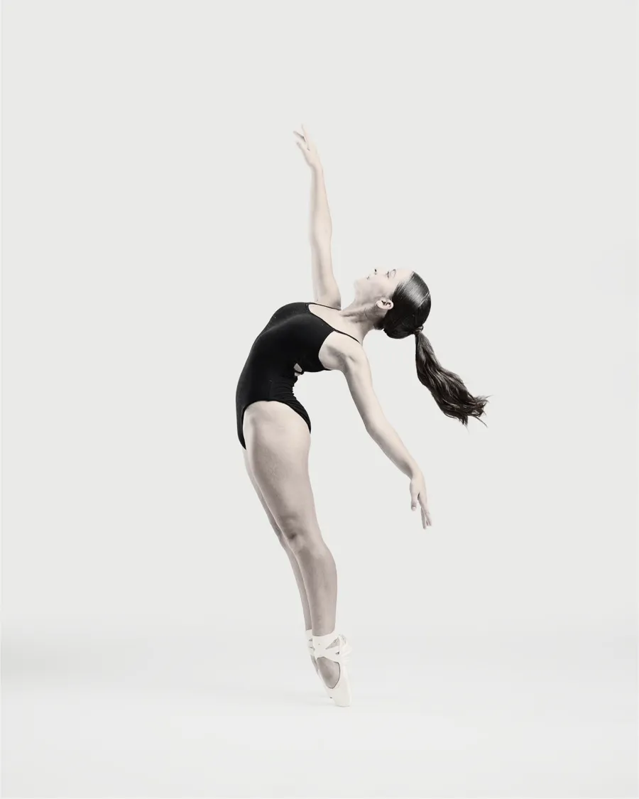 Bailarina en un arco hacia atrás, en puntas