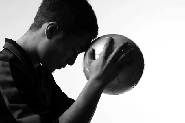 Basquetbolista con el balón en la frente