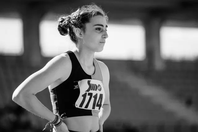 Atleta de pista concentrada antes de su prueba